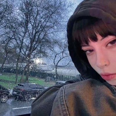 aerichaniu's profile picture. huh