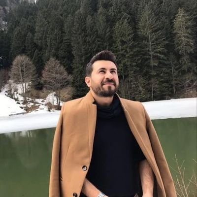 Ciyelii's profile picture. “Lâl oldu dilim dünyaya, 
Konuşsam yağmur yağıyor , 
Sussam harf harf göl oluyor yüreğim…”💧