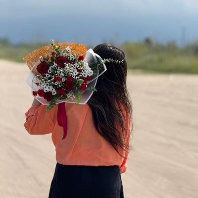 imhiildam's profile picture. تبر به دوش به دنبال خویش میگردم🪓🚶🏻‍♀️⚰️