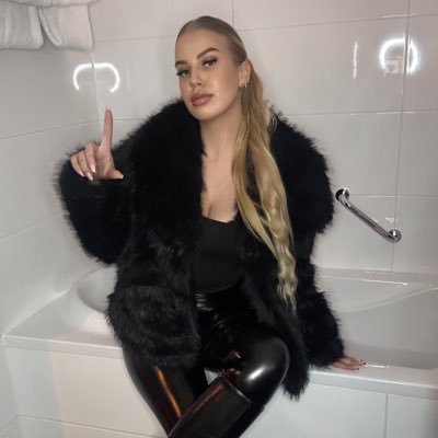 FINDOM_LIZZ's profile picture. Findom - Femdom Bratt👸🏼 Enter my world & i will play with your mind🧠| Your wallet is my playground 💳| No tribute 💸 No DM