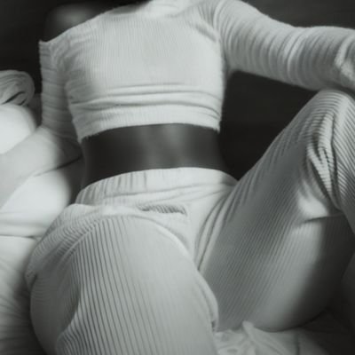 LaSapiosexuelle's profile picture. Ton savoir ? Ma faiblesse.  Je ne suis guère votre camarade !