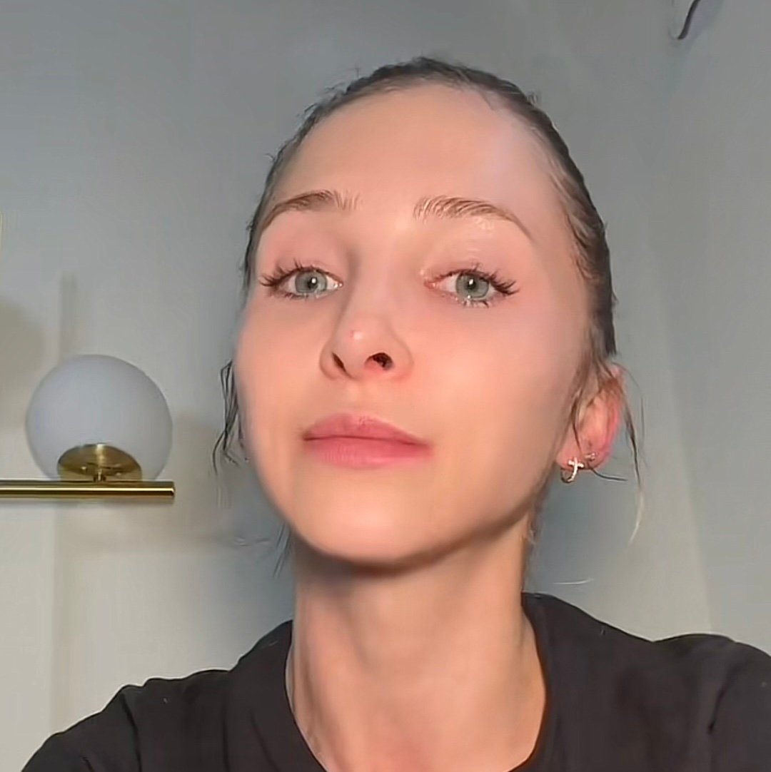 JulieEllaeq's profile picture. 