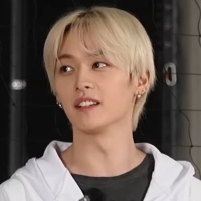 megavrsppw's profile picture. ★ thinking, talking and loving (pondphuwin and stray kids) 24/7.