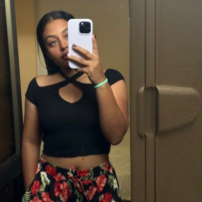 _adrianaaa___'s profile picture. resiliencia 💗