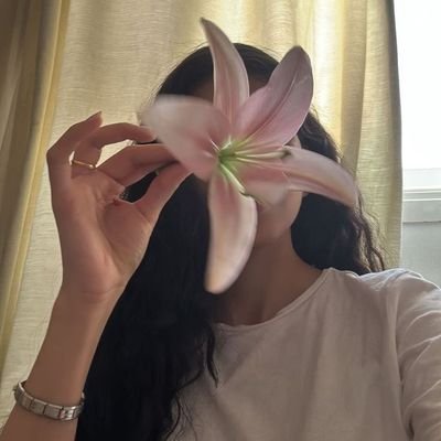 MiaFlorette's profile picture. Half human, half idea, all vibe 🖤