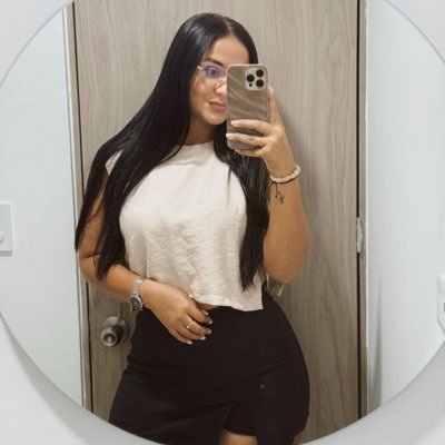 PaolaVillafae's profile picture. Aquí solo tomamos malas decisiones   🇨🇴
