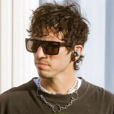 buterflysoup's profile picture. a drag path, etched in the surface. as evidence, i left there on purpose.