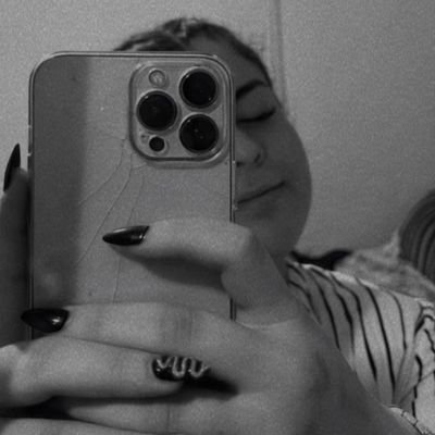 areniste's profile picture. yıldızlara yakın yere uzak..