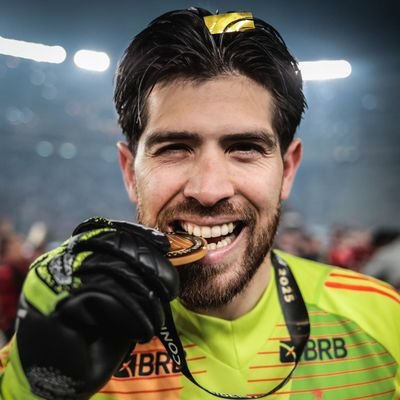 agasthosa's profile picture. eu tenho dependência emocional do twitter meu humor depende do flamengo e gosto mt de uma banda de quatro gays e um bi