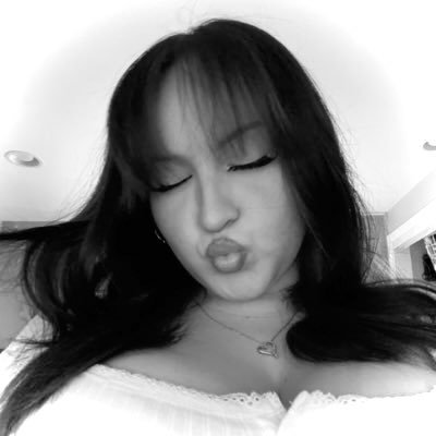 poisnivys's profile picture. 25 — she/her ! 📖: my dark vanessa | mistborn