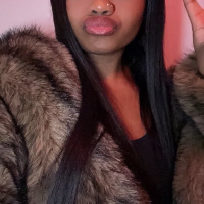 Maarie_CMB's profile picture. full black