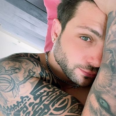 almi_2402's profile picture. 