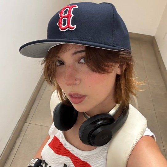 reeseeatspeople's profile picture. 19yr, film major, stuck in barrel please help