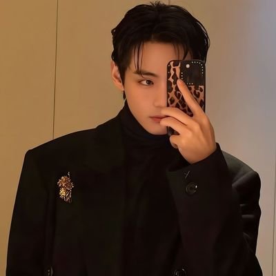 rose_Vtae's profile picture. 이뤄지지 않는 꿈속에서 피울 수 없는 꽃을 키웠어🌌