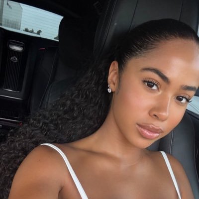 LopezYasmine357's profile picture. Introvert