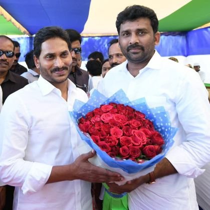 Naniysj77's profile picture. మేము జెండా కూలీలం, కాదు జీతం ఇస్తే జెండా మోసే బానిసలం కాదు!!
జగన్ అన్న సైనికులం 😎🔥