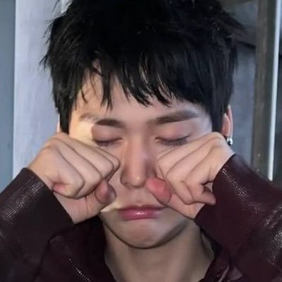 fbyallan's profile picture. sungchan bên trái, eunseok bên phải