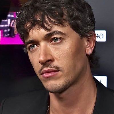 itsjustinshope's profile picture. girls don’t want flowers girls want tom blyth