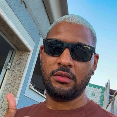 GutoCristovam's profile picture. Beba água, coma legumes.