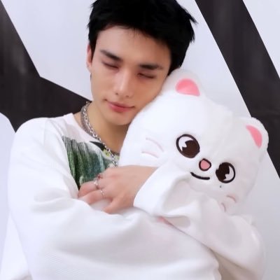 mymelodymilktea's profile picture. probably at a concert or something🪽 it’s always concert szn ✈️ got noticed by THEE KIM JONGIN