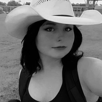 t0xic_gouhl's profile picture. ℳ𝒾𝓁𝓁ℯ𝓇💍
•follow along and enjoy the chaos
•little one on the way 🍼🧷