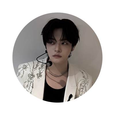 leowsgdo's profile picture. Crescendo. (Vol: 71) | La Monsieur hands, classical sculptures and old-town. Beneath de Mon trésor 1950's horseback signs.