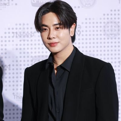 Ari_daniati_19's profile picture. 