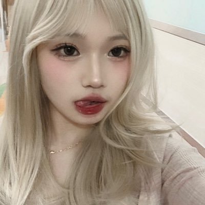 yvissante's profile picture. a girl with two cats and a big hatred towards sir Talon 𐔌՞ ܸ.ˬ.ܸ՞𐦯 𑣲