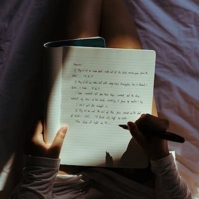 edgesofmymind's profile picture. Soft-spoken thoughts with sharp edges.
I write about quiet confidence, healing, shame, identity & rebuilding the self.

✨️New essays every week on Substack✨️