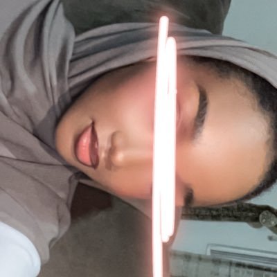 fatimaaumarr's profile picture. law student .centre right