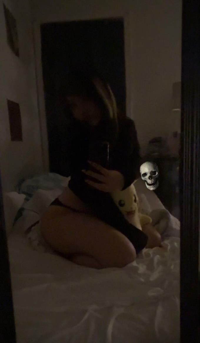 ArieChi215903's profile picture. This is only my spam page... Kindly follow my primary account @ZusiiGlowyy