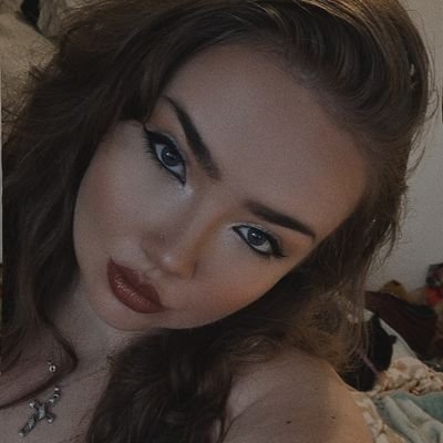 LazySlothVibes's profile picture. 🤍 Horror Fan 🔪 Gamer 🎮 Professional Weirdo 🦥 PCOS Plus Size Girl on a Weightloss Journey 🫶🏻