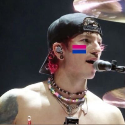 horadeguantazos's profile picture. + in trench i'm not alone — she | 20 🕸️ clique artist