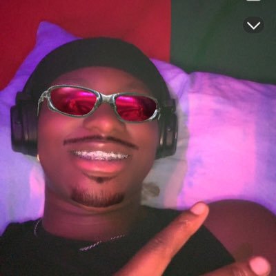 holysteeze's profile picture. ❓❔❓❔