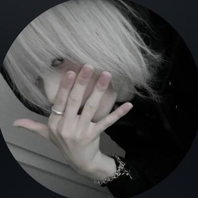 vermesujo's profile picture. but I crumble completely when you cry.⠀                                 
( +18 )   —  (  ele / dele  ).