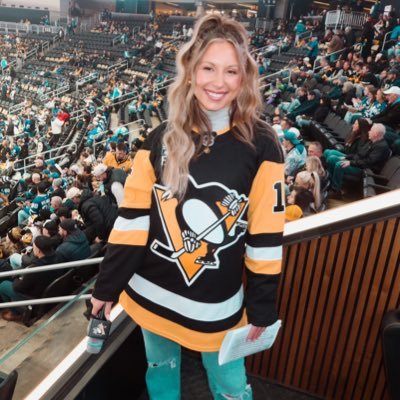 SuzKewl's profile picture. @penguins In-Arena Host 🐧 | @steelers High School Showcase Sideline Reporter 🏈 | 2X history maker known for making snags down the foul line for @pirates ⚾️
