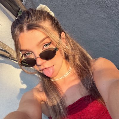 _brisummers's profile picture. Your petite, squirting internet girlfriend 👑💕