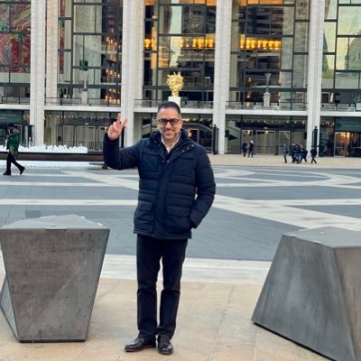 JLozanoA's profile picture. Poblano. Egresado y profesor de la ELD. Maestría GWU. Premio Nacional de Comunicación José Pagés Llergo. Atypical. Familia, música, ópera, lectura y deporte.