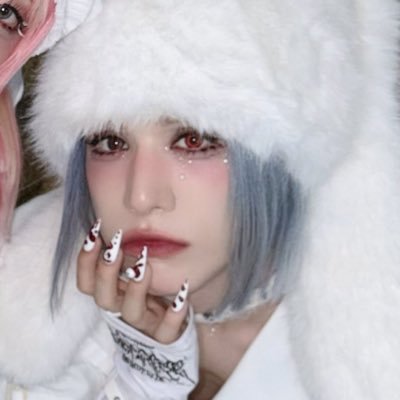 xlovjuria's profile picture. i met god. god was four genderless people called “xlov”