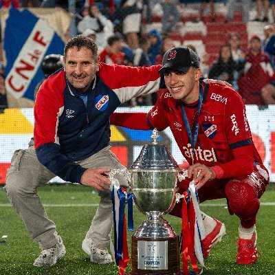 raul_ruppel's profile picture. https://t.co/Z7P5q23DDe
Escribe el corazón tiene como objetivo rescatar la gran historia del Club Nacional de Football. Cada noche un recuerdo.