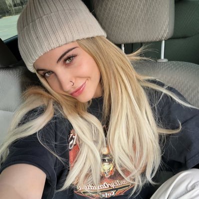 sarahwayne22's profile picture. 