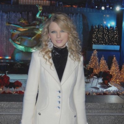 beautiful13eyes's profile picture. • taylor • olivia • avril • mgk • #1 fearless stan •