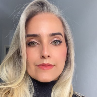 BellaPensante's profile picture. Prefiro mil vezes uma surra da realidade a um beijo doce e falso da fantasia. | 888 | 398 | 777| Deus é tudo! | Minha ideologia? A sensatez! | 💍 comprometida