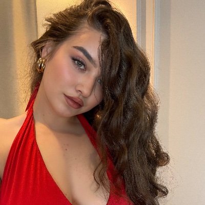 Kumeck_a's profile picture. your favorite brunette • glamour nylons • elegance ❤️