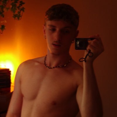 enzoonsc's profile picture. reparei que tu é alto vamo ali no beco escuro