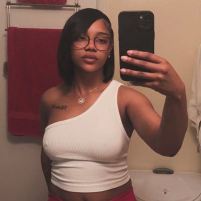 kierraskisses's profile picture. 1 Samuel 2:2 🙏🏽