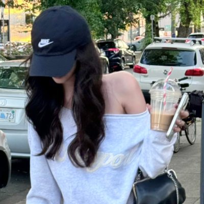 lauraroberts201's profile picture. I walk alone, but my dreams are never alone they always shine brightly with me✨