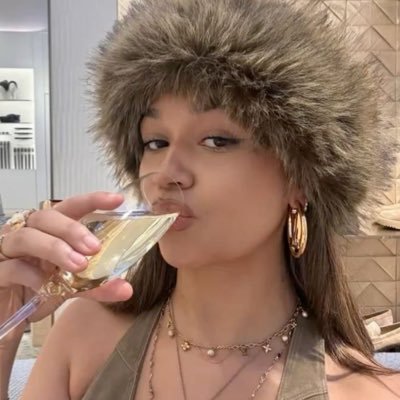 girlwhobegins's profile picture. if sydney adamu & evan buckley were mixed in one awkward girl.