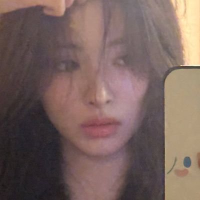 honeyd's profile picture. drowning in the endless grey skies.