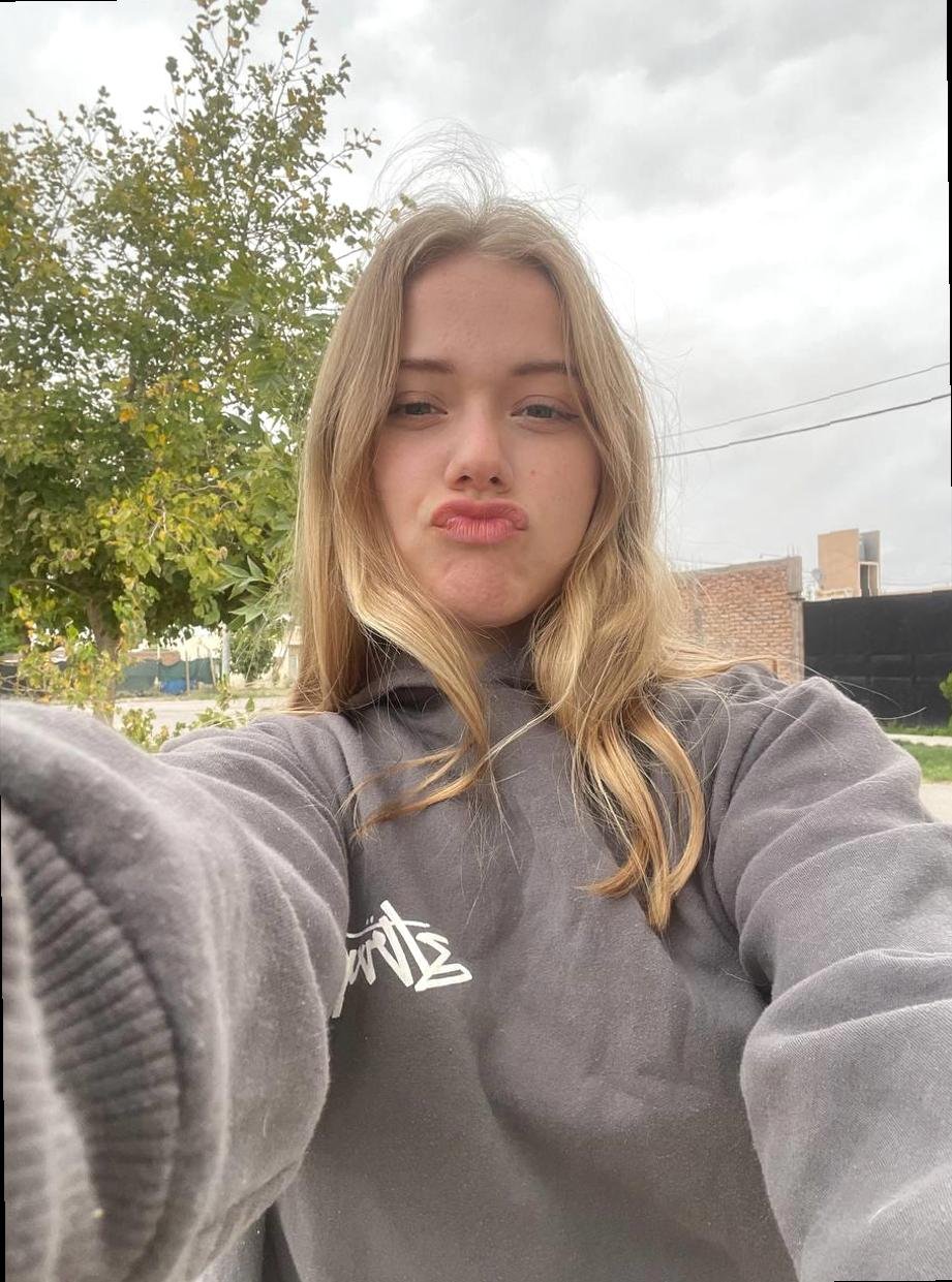 Dataphwm9_k's profile picture. 21 🤍 old account combusted so i'm orbiting here :/ amateur cloud whisperer & professional snack thief ☁️🍪